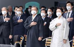 　１日、「三・一独立運動」を記念するソウルの政府式典に出席する韓国の文在寅大統領（中央）（聯合＝共同）