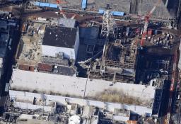 　東京電力福島第１原発の１号機（右）と２号機＝２０２１年２月
