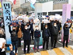 　１日、ソウルの日本大使館前で開かれた集会で日本に謝罪を求める参加者（共同）