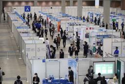 　東京ビッグサイトで行われた合同会社説明会会場に並ぶ企業ブース＝１日午後、東京都江東区