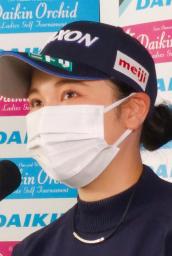 　記者会見する小祝さくら＝琉球ＧＣ