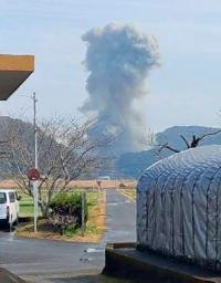 　旭化成のグループ会社「カヤク・ジャパン」の工場の爆発で上がった煙＝１日午後、宮崎県延岡市（住民提供）