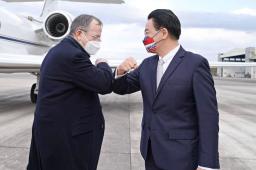 　１日、台北市の松山空港であいさつを交わす米訪問団代表のマレン氏（左）と台湾の外交部長（外交部提供・共同）