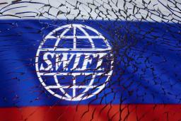 　割れたガラス越しに見えるＳＷＩＦＴのロゴとロシア国旗（ロイター＝共同）