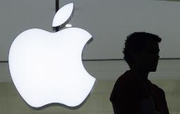 　米アップルのロゴ＝２０１１年１２月、ニューヨーク（ＡＰ＝共同）