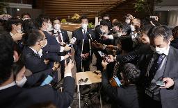 　２４日、岸田首相に辞表を提出した山際経済再生相を囲む大勢の報道陣＝首相官邸