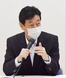 　地元の漁業関係者と意見交換する西村経産相＝３０日午後、福島県相馬市
