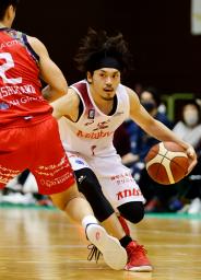 　川崎―岩手　第４クオーター、攻め込む川崎・篠山＝都城市体育文化センター