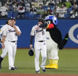 　オリックスに敗れ、ファンへのあいさつ後に涙を拭うヤクルト・高津監督＝神宮