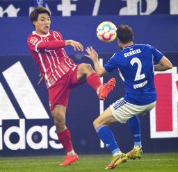 　シャルケ戦の前半、競り合うフライブルクの堂安（左）＝ゲルゼンキルヘン（共同）