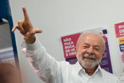　投票を終えたブラジルのルラ元大統領＝３０日、サンパウロ（ＡＰ＝共同）
