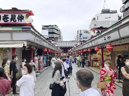 　観光客が散策を楽しむ東京・浅草の「仲見世商店街」
