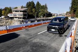 　開通した仮設橋。奥は崩落した「大巻橋」＝３１日午後、山形県飯豊町