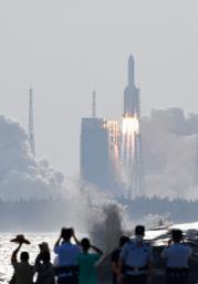　中国海南省の発射場から、宇宙実験施設「夢天」を搭載して打ち上げられる運搬ロケット「長征５号Ｂ遥４」＝３１日（新華社＝共同）