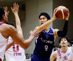 　川崎―横浜ＢＣ　第２クオーター、攻め込む横浜ＢＣ・森川＝都城市体育文化センター