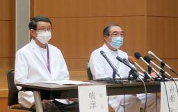 　記者会見する大阪急性期・総合医療センターの岩瀬和裕病院長（右）ら＝３１日夜、大阪市住吉区
