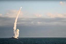 　３１日、ウクライナに向けてミサイル攻撃するロシア艦船（ロシア国防省提供、ＡＰ＝共同）