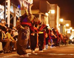 　「西馬音内の盆踊」で舞を披露する踊り手＝８月、秋田県羽後町
