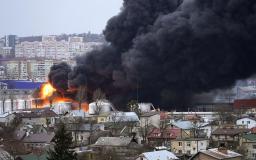 　ロシア軍のミサイル攻撃で炎上した石油タンクから立ち上る黒煙＝３月、ウクライナ西部リビウ（共同）