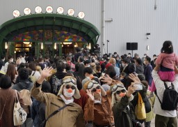 　ジブリパークがオープンし、「ジブリの大倉庫」エリアに入場する人たち＝１日午前、愛知県長久手市