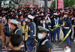 　東京・渋谷のスクランブル交差点で警戒する警察官＝１０月３１日夜