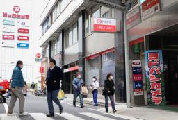 　ＪＲ千葉駅前にある「ヨドバシカメラ千葉店」（右手前）の近くにオープンした「ビックカメラ千葉駅前店」（奥）＝１日午前
