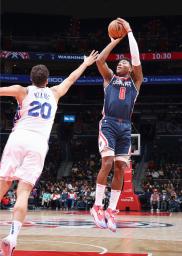 　セブンティシクサーズ戦でシュートを放つウィザーズの八村（右）＝ワシントン（ＮＢＡＥ提供・ゲッティ＝共同）