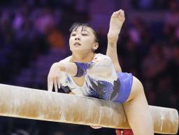 　女子団体総合決勝　宮田笙子の平均台＝リバプール（共同）