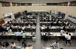 　最後の業務が行われた大阪手形交換所＝２日午前、大阪市中央区