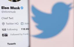 　イーロン・マスク氏のアカウントとツイッターのロゴ（ロイター＝共同）