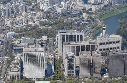 　東京・霞が関の官庁街（手前）。左奥は国会議事堂