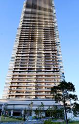 　３歳男児が倒れているのが見つかった高層マンション＝２日午後４時４分、千葉市