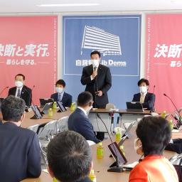 　自民党の新型コロナウイルス等感染症対策本部長に就任し、あいさつする山際前経済再生相（奥右から２人目）＝２日午前、東京・永田町の党本部
