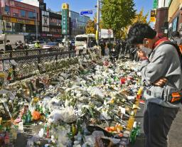 　ソウルの雑踏事故現場に近い地下鉄梨泰院駅の出口に手向けられた花＝２日（共同）