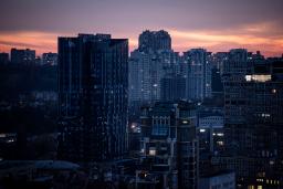 　夕暮れを迎えたウクライナの首都キーウ。計画停電のためか暗さが目立つ＝１日（ゲッティ＝共同）