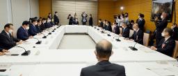　首相官邸で開かれた、自動車産業の在り方を官民で議論する会合＝２日午後