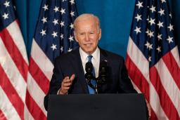 　２日、米ワシントンで、民主主義について演説するバイデン大統領（ゲッティ＝共同）