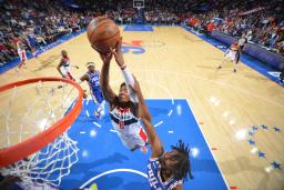 　セブンティシクサーズ戦でダンクシュートをするウィザーズの八村＝２日、フィラデルフィア（ＮＢＡＥ提供・ゲッティ＝共同）