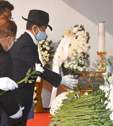 　３日、ソウルの焼香所で献花する自民党の麻生副総裁（共同）