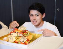 　２１歳の誕生日を迎え、報道陣からケーキを贈られたロッテ・佐々木朗＝３日、ＺＯＺＯマリン