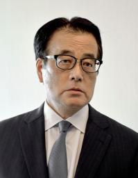 　記者団の取材に応じる立憲民主党の岡田克也幹事長＝３日、松江市