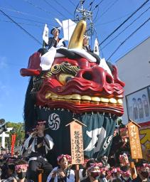 　「唐津くんち」で巡行する「赤獅子」の曳山＝３日午前、佐賀県唐津市