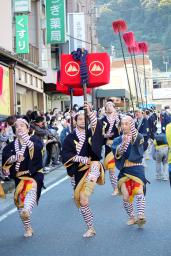 　江戸時代の大名行列を再現したイベントに参加する保存会メンバーら＝３日午後、神奈川県箱根町