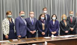 　台湾の総統府で会談した蔡英文総統（右から３人目）と「対中政策に関する列国議会連盟（ＩＰＡＣ）」のメンバー＝３日、台北（総統府提供・共同）