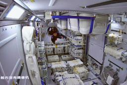 　建設中の宇宙ステーション「天宮」の中核部分にドッキングさせた宇宙実験施設「夢天」に入る中国人飛行士（新華社＝共同）