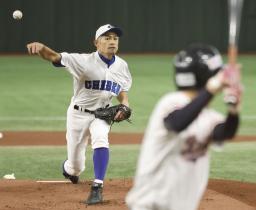 　高校女子硬式野球選抜との試合で力投するイチローさん＝３日、東京ドーム