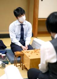 　第４８期棋王戦コナミグループ杯本戦トーナメント準決勝で、佐藤天彦九段（手前）に敗れた藤井聡太五冠＝３日午後、東京都渋谷区の将棋会館