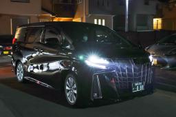 　小槌杏さんの遺体を乗せ、自宅に向かう車＝３日午後８時２７分、埼玉県川口市