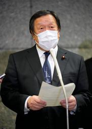 　北朝鮮のミサイル発射を受け、記者団の取材に応じる浜田防衛相＝３日午後１０時３６分、防衛省