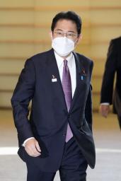 　首相官邸に入る岸田首相＝４日午前